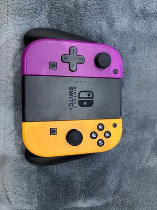 Nintendo Switch OLED Bianca con due Joy-Con extra