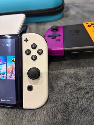 Nintendo Switch OLED Bianca con due Joy-Con extra