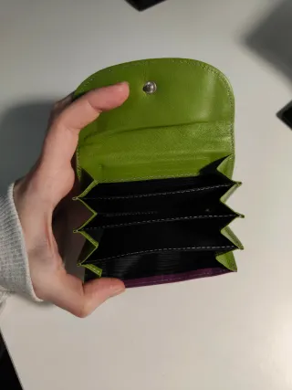 Tarjetero de piel morado