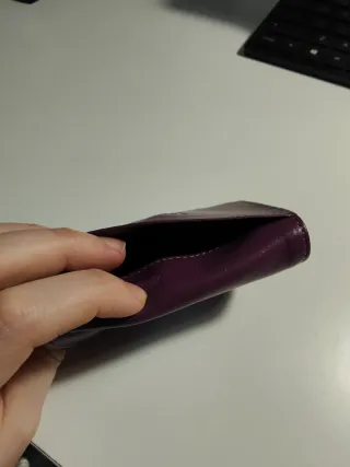 Tarjetero de piel morado