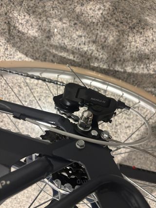 Bicicleta de paseo azul con cesta