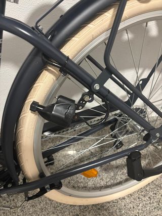 Bicicleta de paseo azul con cesta