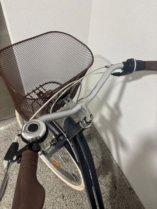 Bicicleta de paseo azul con cesta