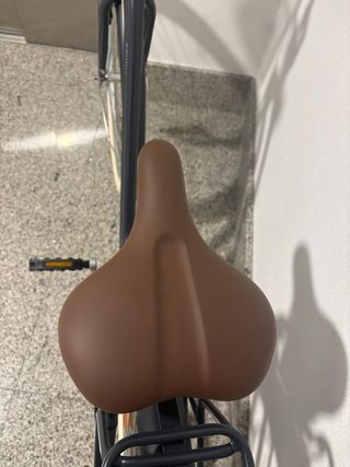 Bicicleta de paseo azul con cesta