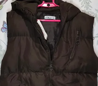 Chaleco acolchado marrón con capucha