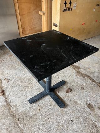 Mesa cuadrada negra.