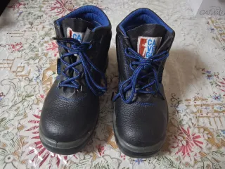 Botas de montaña CAVEGO azules y negras