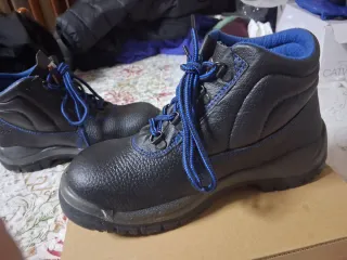 Botas de montaña CAVEGO azules y negras