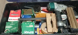 Caja de herramientas con herramientas