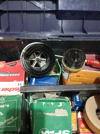 Caja de herramientas con herramientas