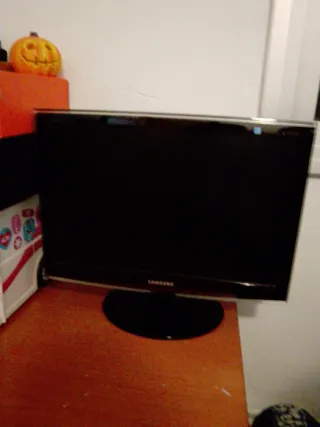Monitor Samsung Negro con Cables