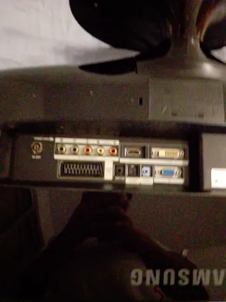 Monitor Samsung Negro con Cables