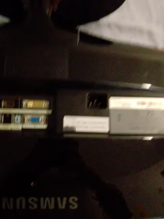 Monitor Samsung Negro con Cables