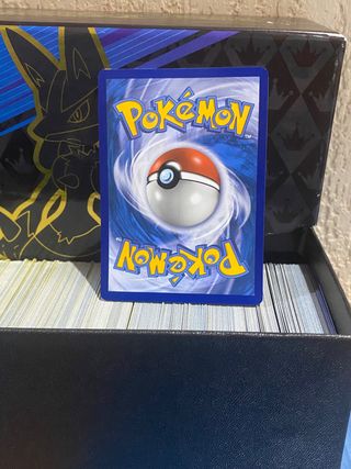 Caja llena de cartas pokémon ORIGINALES repetidas