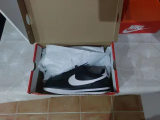 Nike Cortez Talla 42.5 Negro/Blanco