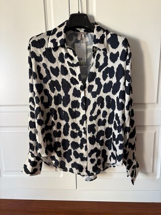 Blusa Animal Print blanco y negro H&M.