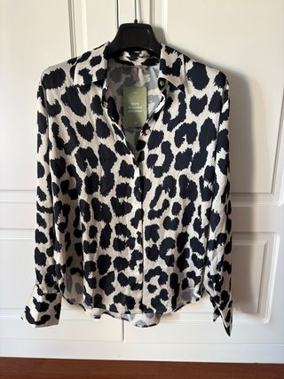 Blusa Animal Print blanco y negro H&M.