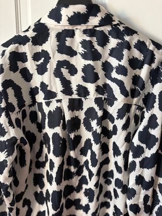 Blusa Animal Print blanco y negro H&M.