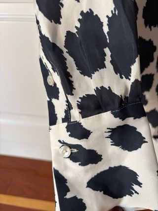 Blusa Animal Print blanco y negro H&M.