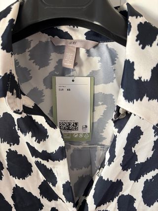 Blusa Animal Print blanco y negro H&M.