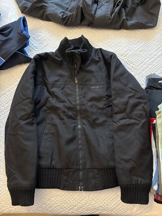 7 felpe, 1 cappotto e 20 magliette