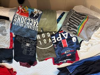 7 felpe, 1 cappotto e 20 magliette