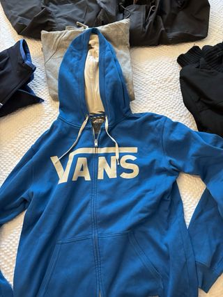 7 felpe, 1 cappotto e 20 magliette