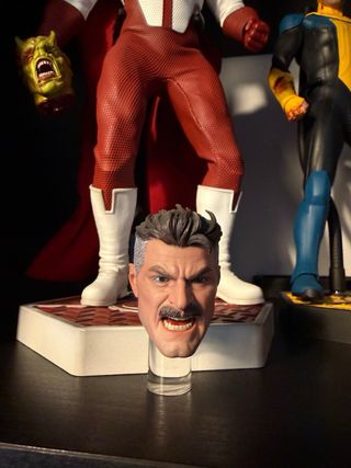 Figuras Omni-Man e Invencible Soosootoys