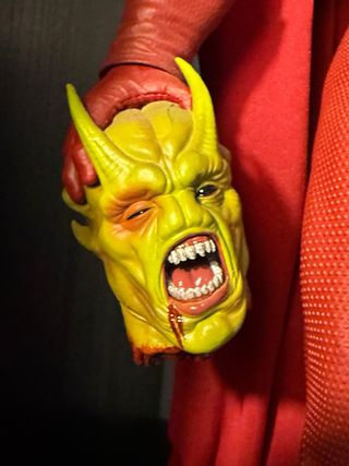 Figuras Omni-Man e Invencible Soosootoys