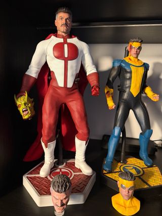Figuras Omni-Man e Invencible Soosootoys