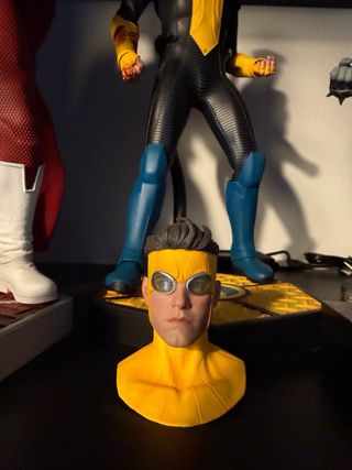 Figuras Omni-Man e Invencible Soosootoys