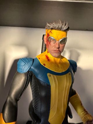 Figuras Omni-Man e Invencible Soosootoys