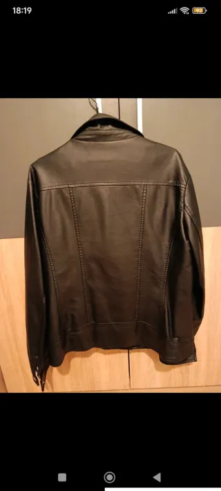 Chaqueta efecto piel negra