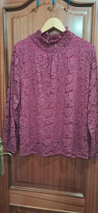 Camiseta de encaje morada con cuello alto