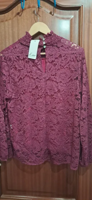 Camiseta de encaje morada con cuello alto