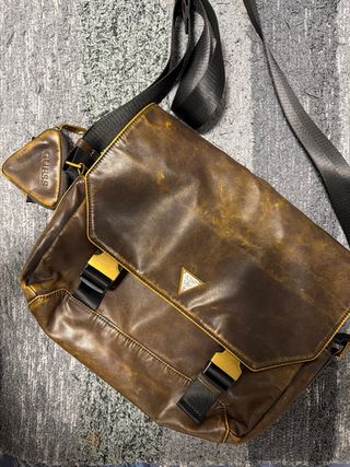 Bolso Guess Marrón y Dorado