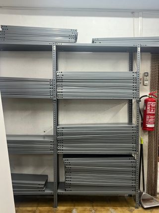 Estanterías metálicas (dentro más)