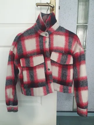 Cazadora corta cuadros roja, negra y blanca