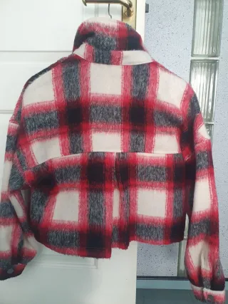 Cazadora corta cuadros roja, negra y blanca