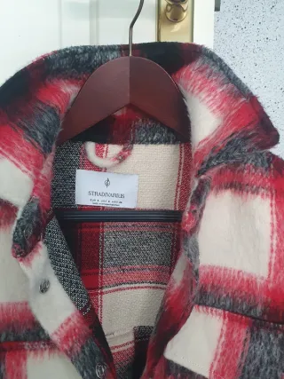 Cazadora corta cuadros roja, negra y blanca