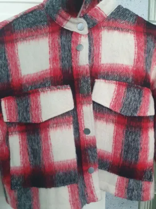 Cazadora corta cuadros roja, negra y blanca