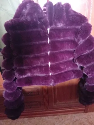 Chaqueta pelo color berenjena