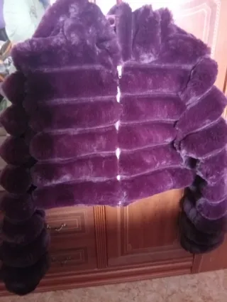 Chaqueta pelo color berenjena