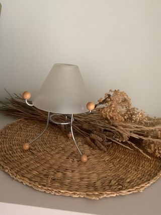 Lámpara de mesa con pantalla de cristal