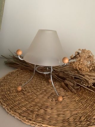 Lámpara de mesa con pantalla de cristal