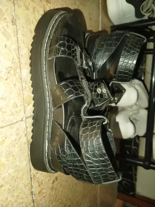 Sandalias Bershka negras con hebillas