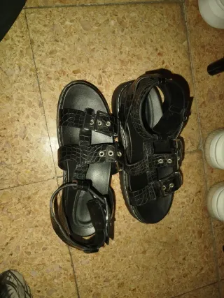 Sandalias Bershka negras con hebillas