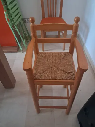 Trona de madera con asiento de esparto