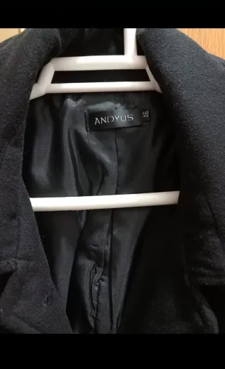 Abrigo largo de paño ANDYUS ,mide 93cm de largo.