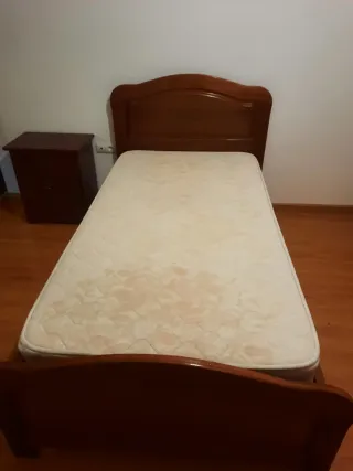Cama Solteiro Mogno com Mesa Cabeceira